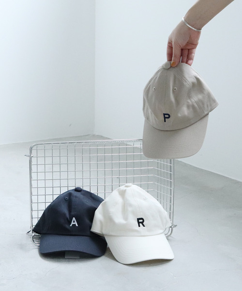 PAR ICI（パーリッシィ）の「【WEB別注】アルファベット刺繍キャップ（キャップ・レディース・ネイビー/ベージュ/ホワイト・FREE）」の3枚目の写真