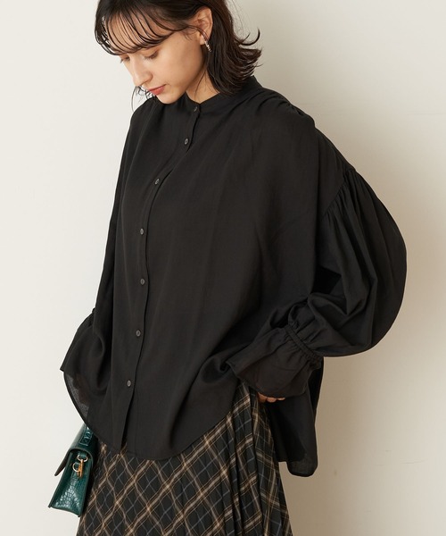 earth music&ecology（アースミュージックアンドエコロジー）の「ギャザーブラウス ＊（シャツ/ブラウス・レディース・ブラック/グリーン/アイボリー/マスタード・FREE）」の2枚目の写真