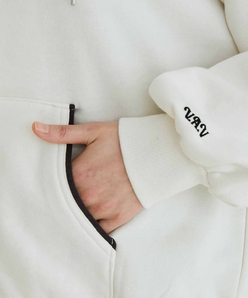 VIS（ビス）の「【ディズニー】ミッキー/バイカラージップアップパーカー【WEB限定】（パーカー・レディース・オフホワイト/スミクロ・FREE）」の15枚目の写真