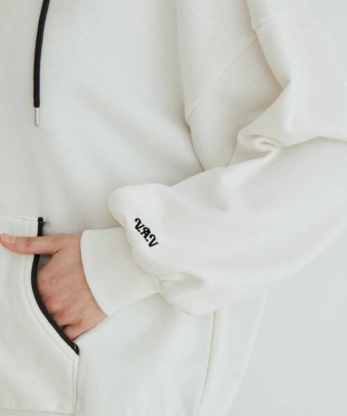 VIS（ビス）の「【ディズニー】ミッキー/バイカラージップアップパーカー【WEB限定】（パーカー・レディース・オフホワイト/スミクロ・FREE）」の16枚目の写真