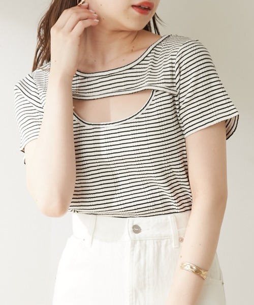 Chico（チコ）の「胸開きデザインリブチビT（Tシャツ/カットソー・レディース・ホワイト/ブラック/ホワイト系その他2/ピンク/ピンク系その他2・FREE）」の2枚目の写真