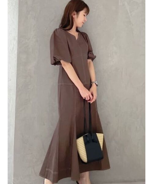 MERCURYDUO（マーキュリーデュオ）の「ステッチ切替ボリュームスリーブワンピース（ワンピース・レディース・ピンク/インディゴブルー/ブラウン・SMALL/MEDIUM）」の2枚目の写真