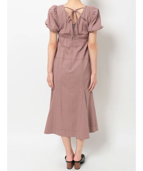 MERCURYDUO（マーキュリーデュオ）の「ステッチ切替ボリュームスリーブワンピース（ワンピース・レディース・ピンク/インディゴブルー/ブラウン・SMALL/MEDIUM）」の8枚目の写真