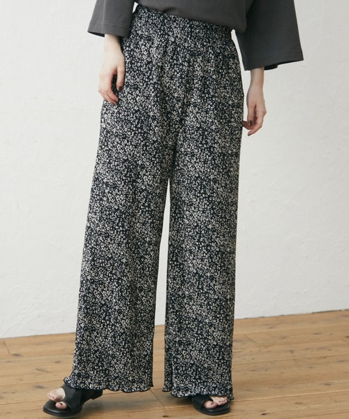 RAY CASSIN FAVORI（レイカズンフェバリ）の「・RAY CASSIN フラワーptプリーツパンツ＊（その他パンツ・レディース・ブラック/ブラウン/オフホワイト・FREE）」の3枚目の写真