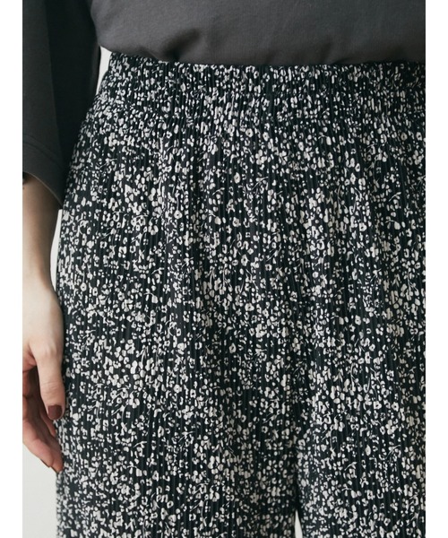 RAY CASSIN FAVORI（レイカズンフェバリ）の「・RAY CASSIN フラワーptプリーツパンツ＊（その他パンツ・レディース・ブラック/ブラウン/オフホワイト・FREE）」の4枚目の写真