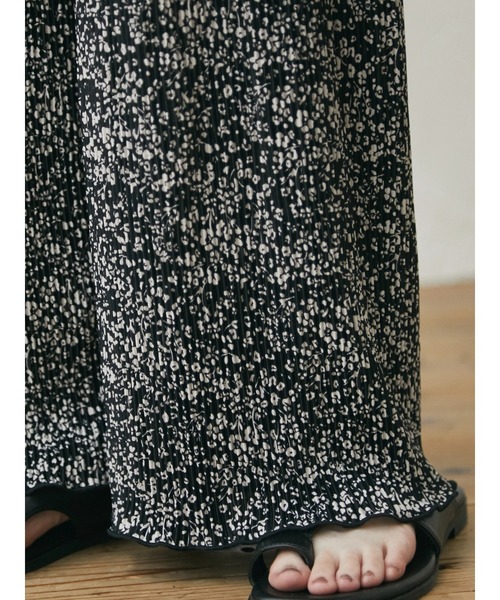 RAY CASSIN FAVORI（レイカズンフェバリ）の「・RAY CASSIN フラワーptプリーツパンツ＊（その他パンツ・レディース・ブラック/ブラウン/オフホワイト・FREE）」の6枚目の写真