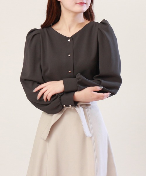 TRUDEA（トルディア）の「ボリュームスリーブブラウス（シャツ/ブラウス・レディース・ホワイト/チャコールグレー・SMALL/MEDIUM）」の9枚目の写真