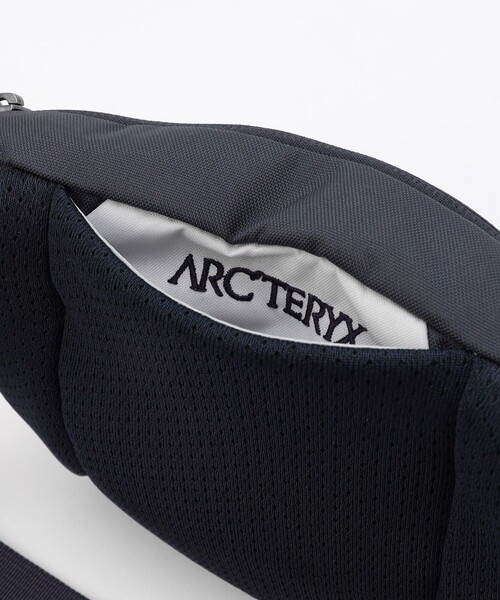 FREAK'S STORE（フリークスストア）の「ARC'TERYX/アークテリクス MANTIS 1/マンティス1 ショルダーバック（ボディバッグ/ウエストポーチ・メンズ・ブラック/インディゴブルー・ﾌﾘ-）」の8枚目の写真