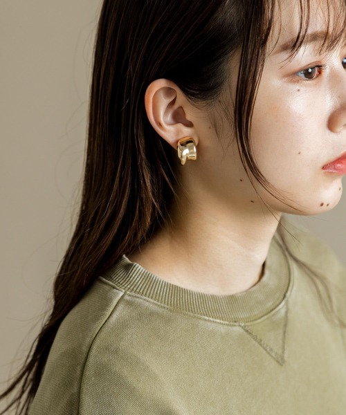 SMELLY(スメリー)の「カーブワイドイヤリング(イヤリング・レディース・ゴールド・-)」の5枚目の写真