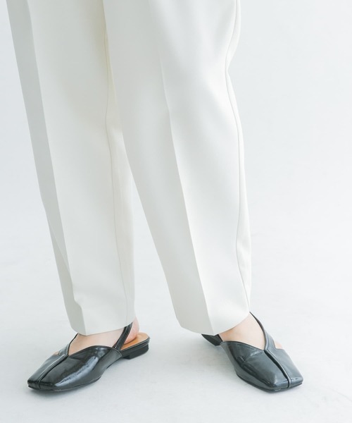 KBF(ケイビーエフ)の「スクエアトゥアシンメトリーミュール(サンダル・レディース・キャメル/ブラック・36/37/38)」の15枚目の写真