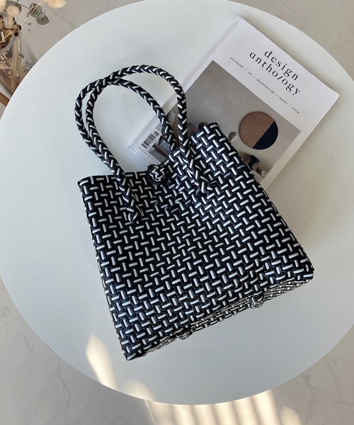 AS KNOW AS plus（アズノゥアズプラス）の「スクエア パサールバッグ（トートバッグ・レディース・ラベンダー/ライトピンク/カラフル/トリコロール/イエロー/ライトグリーン/ピンク/ブラック×ホワイト/ホワイト×ブラック/パープル系/グリーン系/レッド系・FREE）」の3枚目の写真