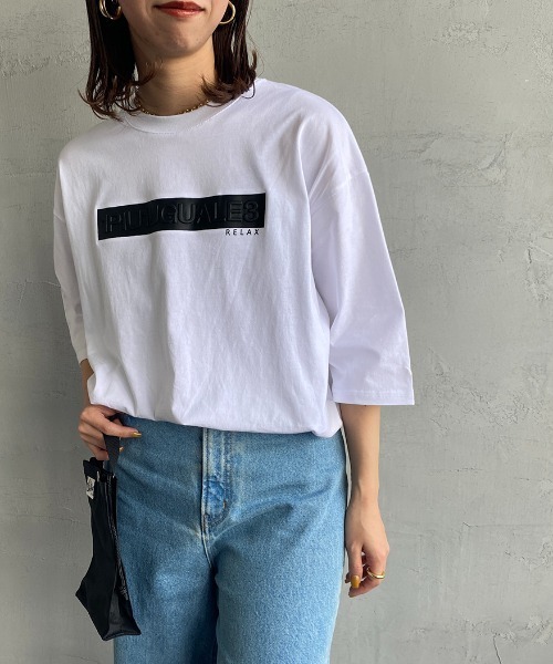 1PIU1UGUALE3  RELAX （ウノピゥウノウグァーレトレ リラックス）の「[1PIU1UGUALE3 RELAX/ウノピゥウノウグァーレトレ リラックス] 別注 エンボスボックスロゴ Tシャツ（Tシャツ/カットソー・レディース・ホワイト/ブラック・M/L/XL）」の2枚目の写真