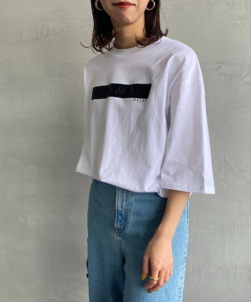 1PIU1UGUALE3  RELAX （ウノピゥウノウグァーレトレ リラックス）の「[1PIU1UGUALE3 RELAX/ウノピゥウノウグァーレトレ リラックス] 別注 エンボスボックスロゴ Tシャツ（Tシャツ/カットソー・レディース・ホワイト/ブラック・M/L/XL）」の3枚目の写真