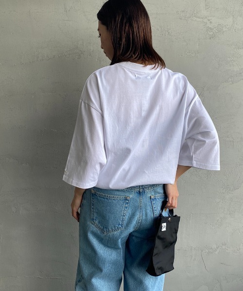 1PIU1UGUALE3  RELAX （ウノピゥウノウグァーレトレ リラックス）の「[1PIU1UGUALE3 RELAX/ウノピゥウノウグァーレトレ リラックス] 別注 エンボスボックスロゴ Tシャツ（Tシャツ/カットソー・レディース・ホワイト/ブラック・M/L/XL）」の4枚目の写真