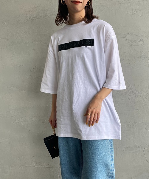 1PIU1UGUALE3  RELAX （ウノピゥウノウグァーレトレ リラックス）の「[1PIU1UGUALE3 RELAX/ウノピゥウノウグァーレトレ リラックス] 別注 エンボスボックスロゴ Tシャツ（Tシャツ/カットソー・レディース・ホワイト/ブラック・M/L/XL）」の7枚目の写真