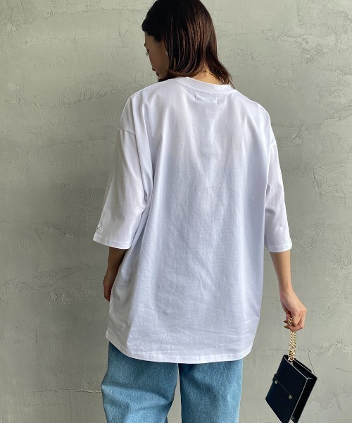 1PIU1UGUALE3  RELAX （ウノピゥウノウグァーレトレ リラックス）の「[1PIU1UGUALE3 RELAX/ウノピゥウノウグァーレトレ リラックス] 別注 エンボスボックスロゴ Tシャツ（Tシャツ/カットソー・レディース・ホワイト/ブラック・M/L/XL）」の9枚目の写真