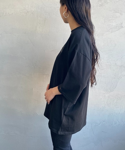 1PIU1UGUALE3  RELAX （ウノピゥウノウグァーレトレ リラックス）の「[1PIU1UGUALE3 RELAX/ウノピゥウノウグァーレトレ リラックス] 別注 エンボスボックスロゴ Tシャツ（Tシャツ/カットソー・レディース・ホワイト/ブラック・M/L/XL）」の22枚目の写真