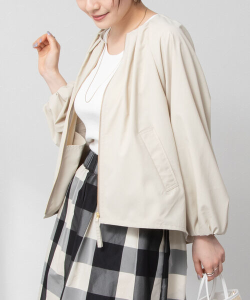 NOLLEY’S（ノーリーズ）の「タックブルゾン（ブルゾン・レディース・オフホワイト/ネイビー/ベージュ・38/36）」の2枚目の写真