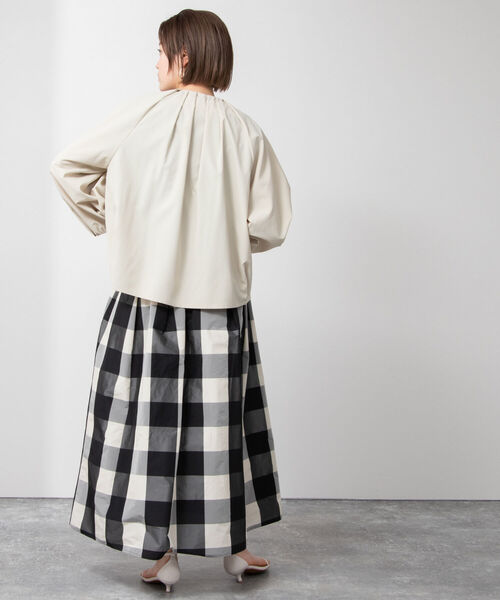 NOLLEY’S（ノーリーズ）の「タックブルゾン（ブルゾン・レディース・オフホワイト/ネイビー/ベージュ・38/36）」の11枚目の写真