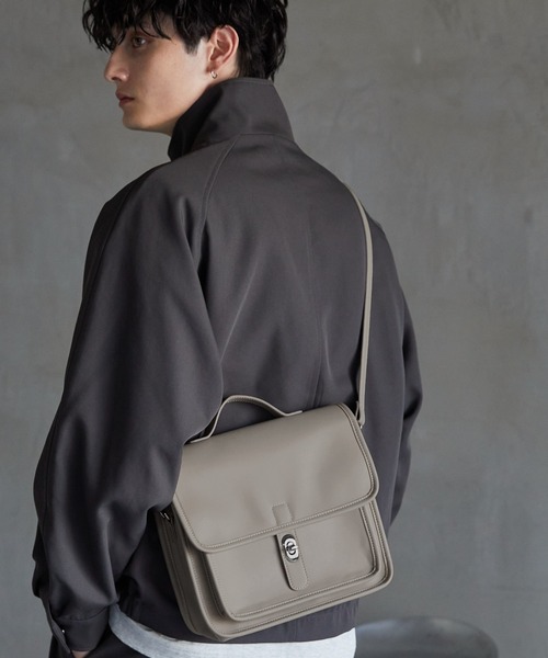 MONO-MART(モノマート)の「2WAYシンセティックレザー バックル ホリゾンタルショルダーバッグ(ショルダーバッグ・メンズ・ブラック/ダークブラウン/グレー系1・FREE)」の2枚目の写真