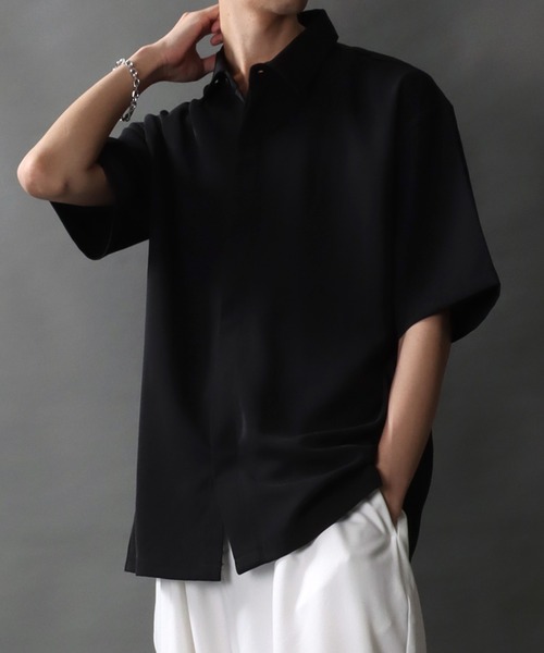 SITRY(シトリー)の「Polyester twill Fly front shirt/別注 ドレープ 比翼仕立て オーバーサイズ 半袖シャツ(シャツ/ブラウス・メンズ・グレイッシュベージュ/チャコールグレー/ブラック/オフホワイト・LL/L/M)」の3枚目の写真