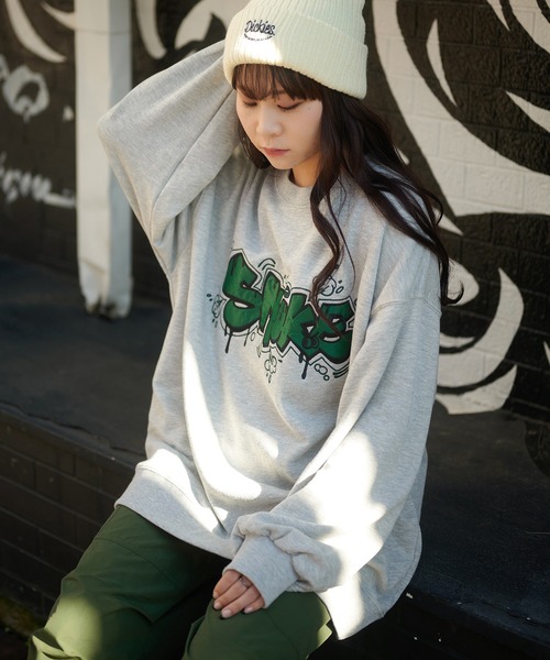 SPINNS（スピンズ）の「SMOKEグラフィックロゴ 裏毛ビッグスウェット（スウェット・レディース・ブルー/杢グレー/オートミール/オフホワイト/ブラック・ONESIZE）」の4枚目の写真