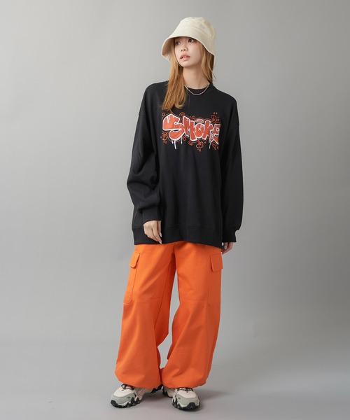 SPINNS（スピンズ）の「SMOKEグラフィックロゴ 裏毛ビッグスウェット（スウェット・レディース・ブルー/杢グレー/オートミール/オフホワイト/ブラック・ONESIZE）」の12枚目の写真