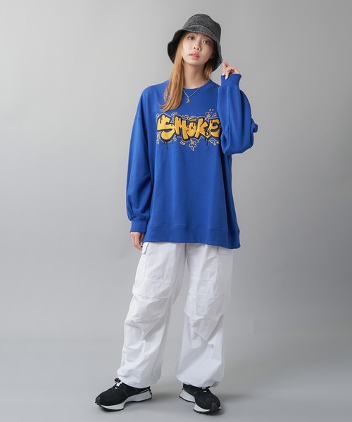 SPINNS（スピンズ）の「SMOKEグラフィックロゴ 裏毛ビッグスウェット（スウェット・レディース・ブルー/杢グレー/オートミール/オフホワイト/ブラック・ONESIZE）」の14枚目の写真