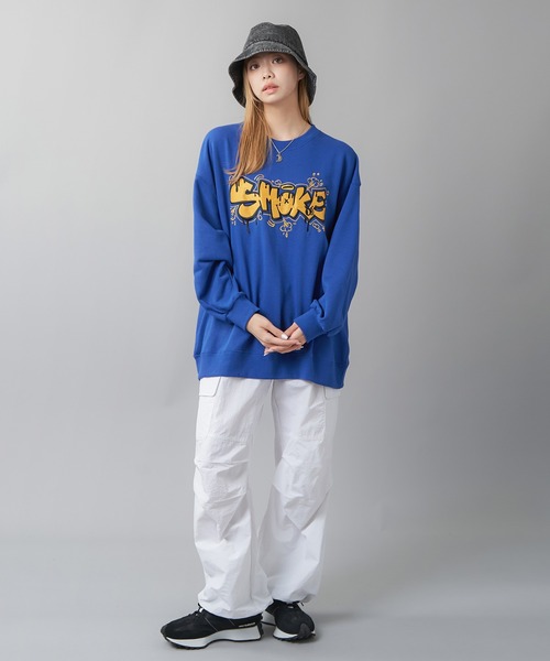 SPINNS（スピンズ）の「SMOKEグラフィックロゴ 裏毛ビッグスウェット（スウェット・レディース・ブルー/杢グレー/オートミール/オフホワイト/ブラック・ONESIZE）」の16枚目の写真