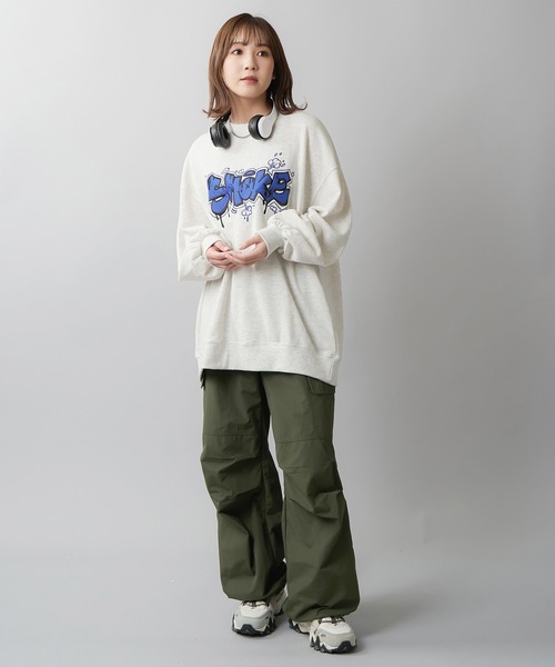 SPINNS（スピンズ）の「SMOKEグラフィックロゴ 裏毛ビッグスウェット（スウェット・レディース・ブルー/杢グレー/オートミール/オフホワイト/ブラック・ONESIZE）」の8枚目の写真