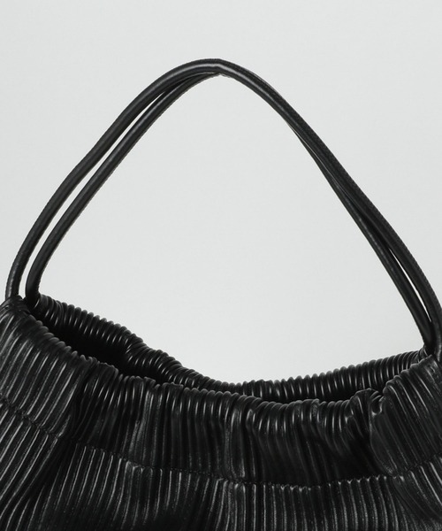 LAKOLE（ラコレ）の「プリーツトートBAG / 971096（トートバッグ・レディース・ブラック/シルバー/アイボリー・FREE）」の11枚目の写真