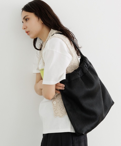 LAKOLE（ラコレ）の「プリーツトートBAG / 971096（トートバッグ・レディース・ブラック/シルバー/アイボリー・FREE）」の17枚目の写真