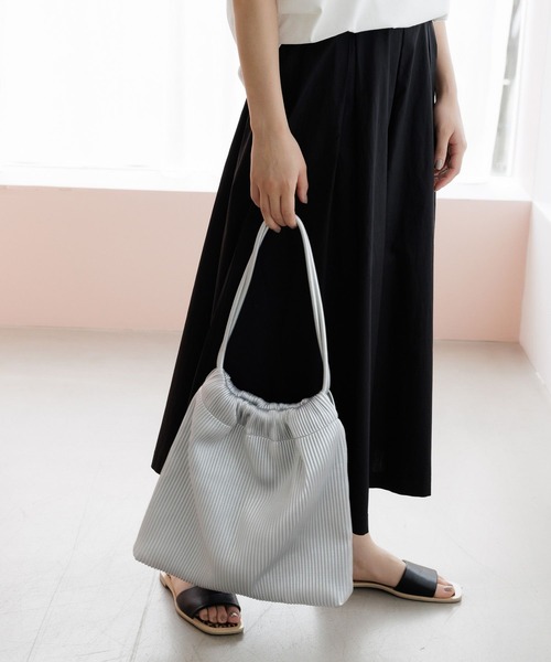 LAKOLE（ラコレ）の「プリーツトートBAG / 971096（トートバッグ・レディース・ブラック/シルバー/アイボリー・FREE）」の19枚目の写真