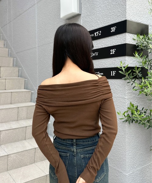 オフショルダーリブニットセーター　Andequal Olu.（オルドット）の「デコルテラインオフショルダーリブニット