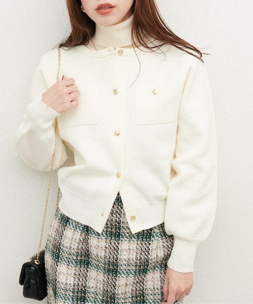 natural couture（ナチュラルクチュール）の「ポリニット金釦ポケ付きカーディガン（カーディガン/ボレロ・レディース・ブラック/オフホワイト/サックスブルー/レッド/その他1/ピンクベージュ/その他2・FREE）」の2枚目の写真