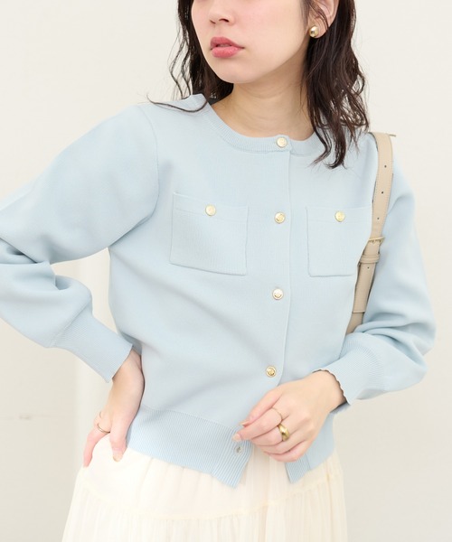 natural couture（ナチュラルクチュール）の「ポリニット金釦ポケ付きカーディガン（カーディガン/ボレロ・レディース・ブラック/オフホワイト/サックスブルー/レッド/その他1/ピンクベージュ/その他2・FREE）」の4枚目の写真