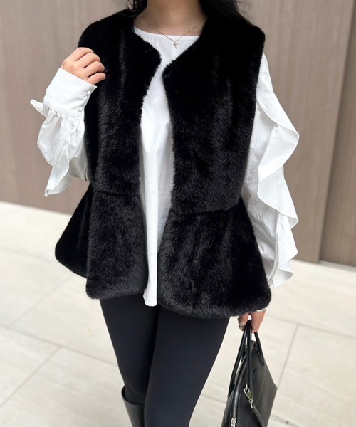 MODE ROBE（モードローブ）の「ペプラムファーベスト（ベスト・レディース・アイボリー/ブラック・FREE）」の2枚目の写真