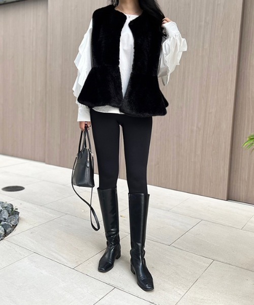 MODE ROBE（モードローブ）の「ペプラムファーベスト（ベスト・レディース・アイボリー/ブラック・FREE）」の3枚目の写真