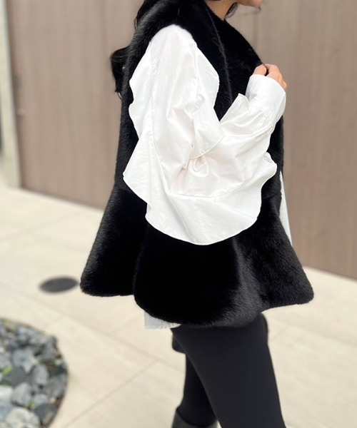 MODE ROBE（モードローブ）の「ペプラムファーベスト（ベスト・レディース・アイボリー/ブラック・FREE）」の4枚目の写真