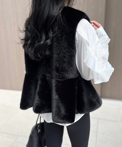 MODE ROBE（モードローブ）の「ペプラムファーベスト（ベスト・レディース・アイボリー/ブラック・FREE）」の5枚目の写真