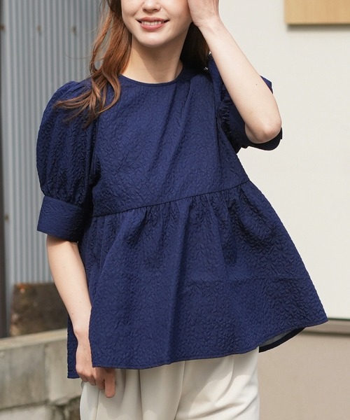 mili an deni(ミリアンデニ)の「エンボス加工ペプラムプルオーバー(シャツ/ブラウス・レディース・ブラック/ネイビー/アイボリー・M)」の1枚目の写真
