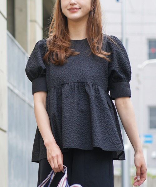 mili an deni(ミリアンデニ)の「エンボス加工ペプラムプルオーバー(シャツ/ブラウス・レディース・ブラック/ネイビー/アイボリー・M)」の3枚目の写真