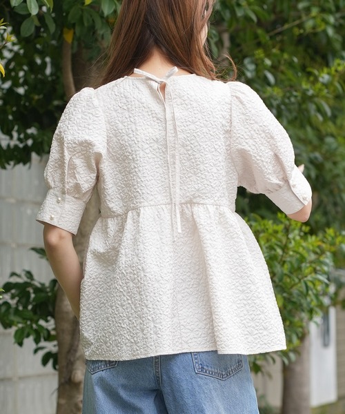 mili an deni(ミリアンデニ)の「エンボス加工ペプラムプルオーバー(シャツ/ブラウス・レディース・ブラック/ネイビー/アイボリー・M)」の20枚目の写真