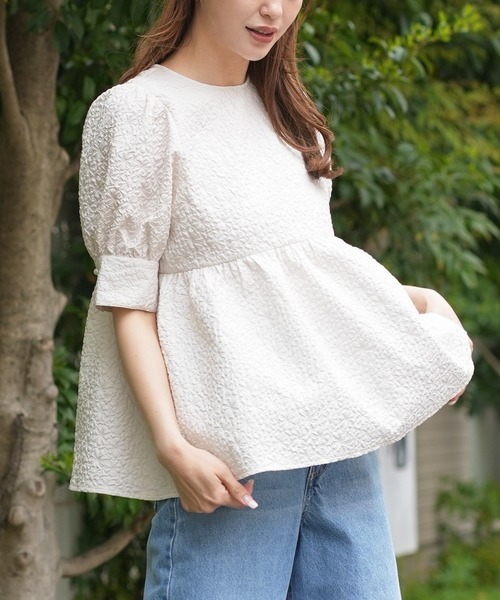 mili an deni(ミリアンデニ)の「エンボス加工ペプラムプルオーバー(シャツ/ブラウス・レディース・ブラック/ネイビー/アイボリー・M)」の19枚目の写真