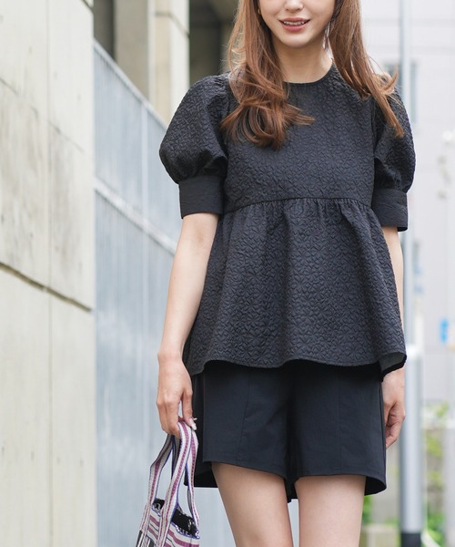 mili an deni(ミリアンデニ)の「エンボス加工ペプラムプルオーバー(シャツ/ブラウス・レディース・ブラック/ネイビー/アイボリー・M)」の17枚目の写真