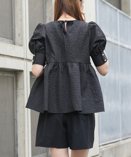 mili an deni(ミリアンデニ)の「エンボス加工ペプラムプルオーバー(シャツ/ブラウス・レディース・ブラック/ネイビー/アイボリー・M)」の16枚目の写真