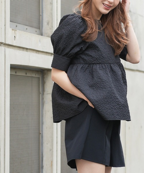 mili an deni(ミリアンデニ)の「エンボス加工ペプラムプルオーバー(シャツ/ブラウス・レディース・ブラック/ネイビー/アイボリー・M)」の15枚目の写真