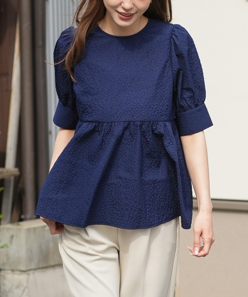 mili an deni(ミリアンデニ)の「エンボス加工ペプラムプルオーバー(シャツ/ブラウス・レディース・ブラック/ネイビー/アイボリー・M)」の13枚目の写真