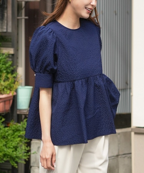 mili an deni(ミリアンデニ)の「エンボス加工ペプラムプルオーバー(シャツ/ブラウス・レディース・ブラック/ネイビー/アイボリー・M)」の12枚目の写真