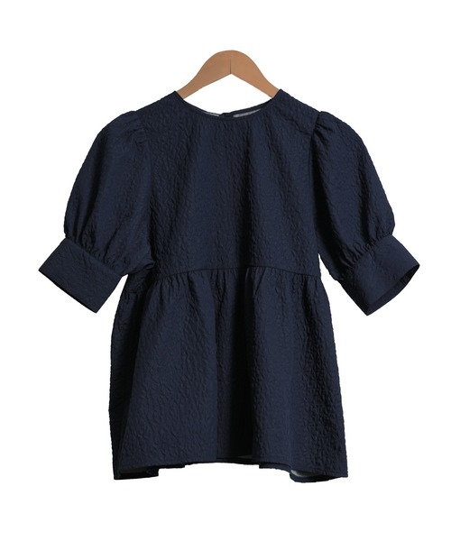 mili an deni(ミリアンデニ)の「エンボス加工ペプラムプルオーバー(シャツ/ブラウス・レディース・ブラック/ネイビー/アイボリー・M)」の4枚目の写真